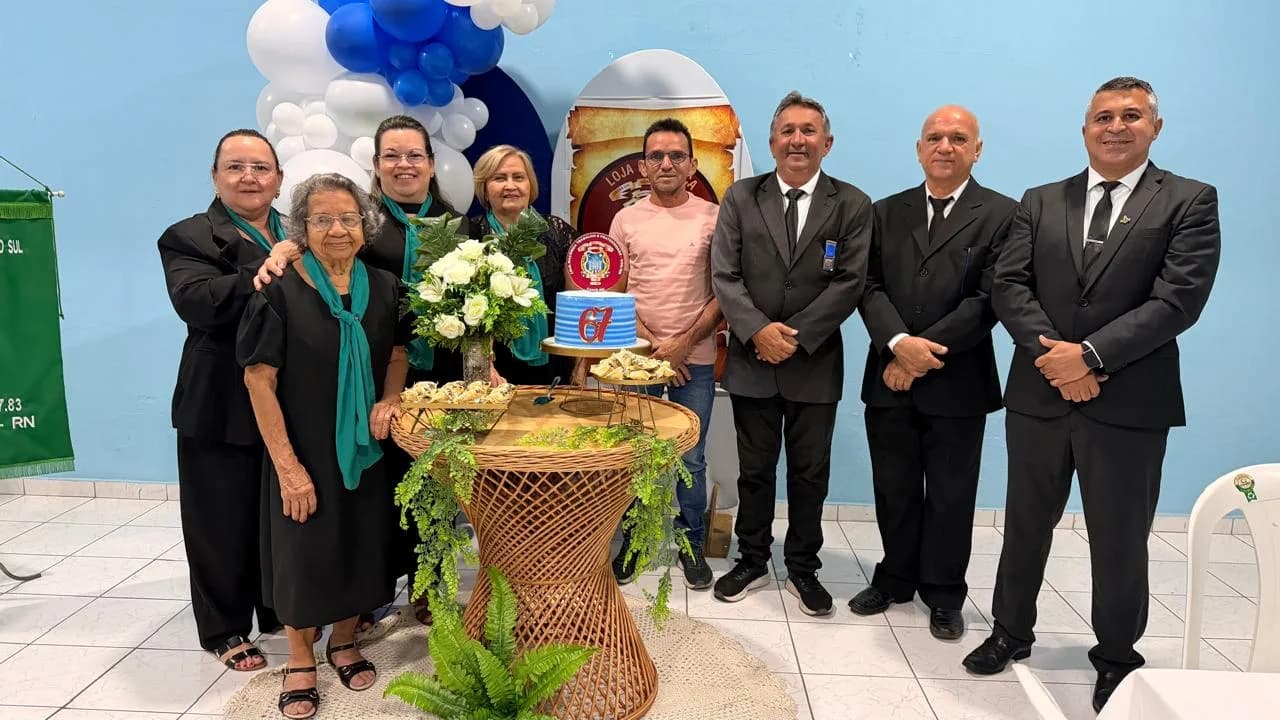 Irmãos reunidos no Templo, em fotografia oficial da Atos Alusivos Aos Seus 67 Anos de Existência