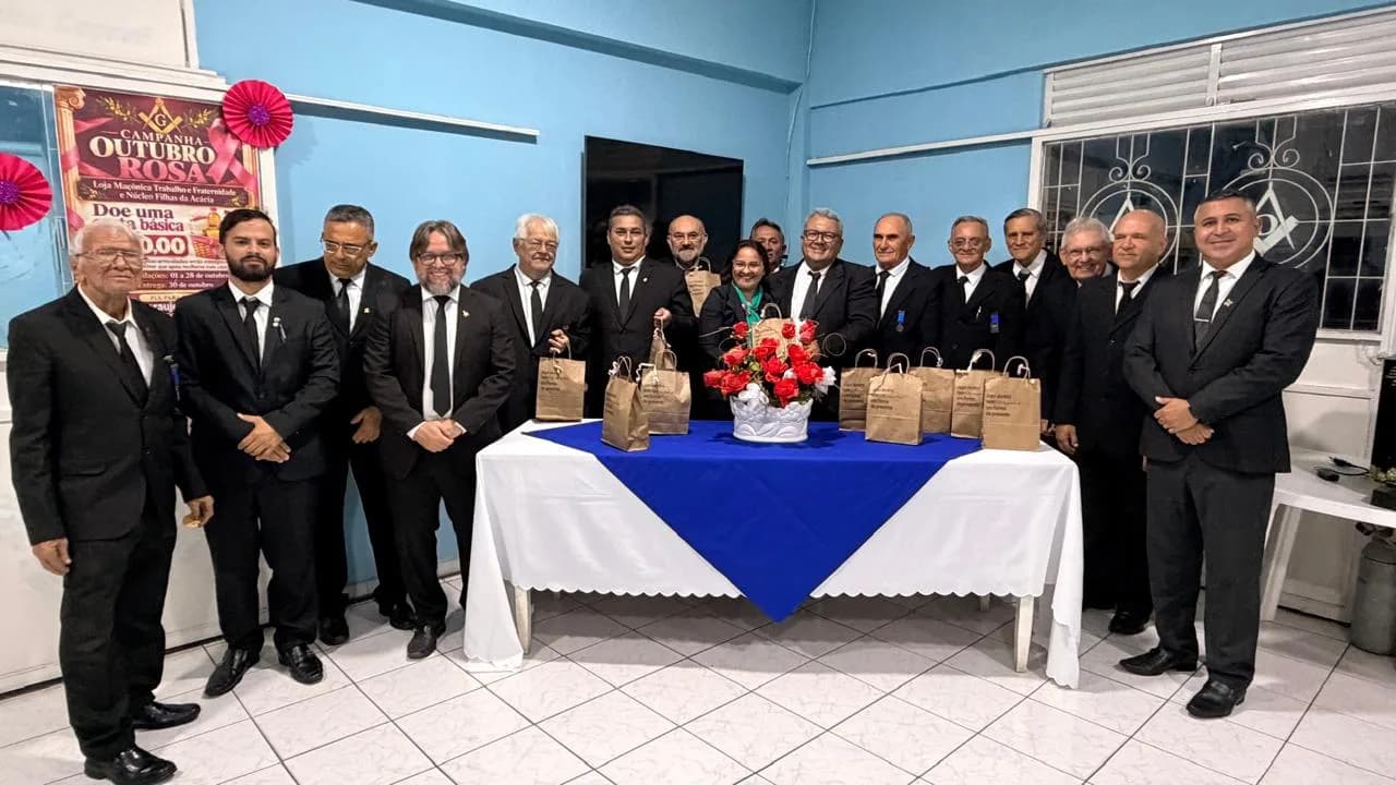 Irmãos reunidos no Templo, em fotografia oficial da Atos Alusivos Aos Seus 67 Anos de Existência