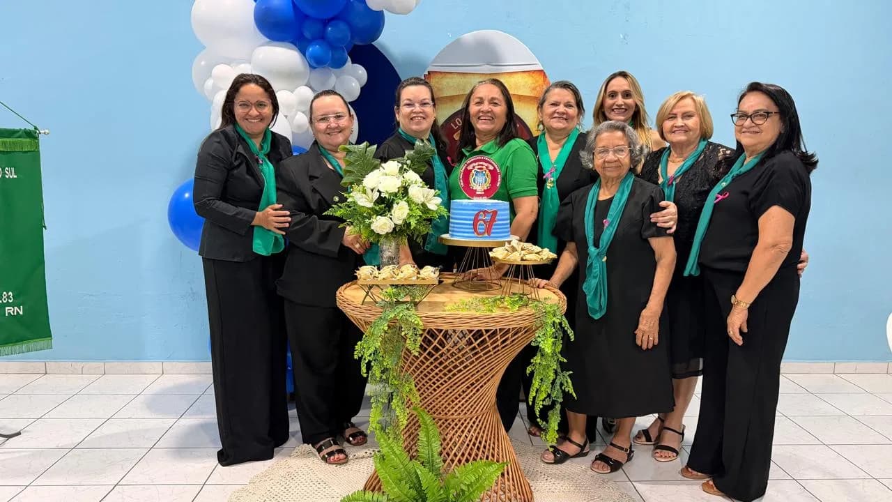 Irmãos reunidos no Templo, em fotografia oficial da Atos Alusivos Aos Seus 67 Anos de Existência