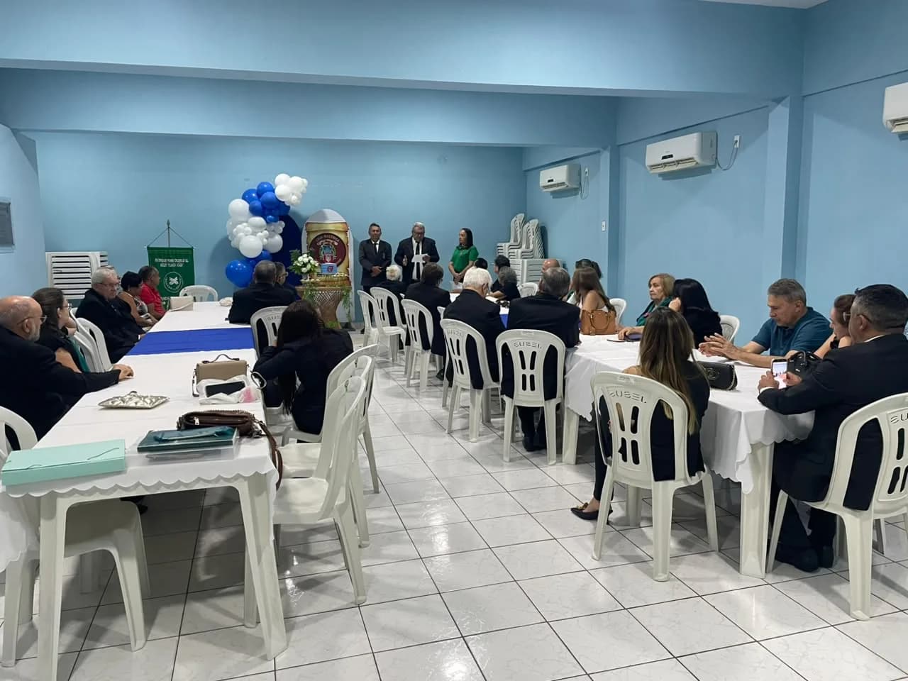 Irmãos reunidos no Templo, em fotografia oficial da Atos Alusivos Aos Seus 67 Anos de Existência