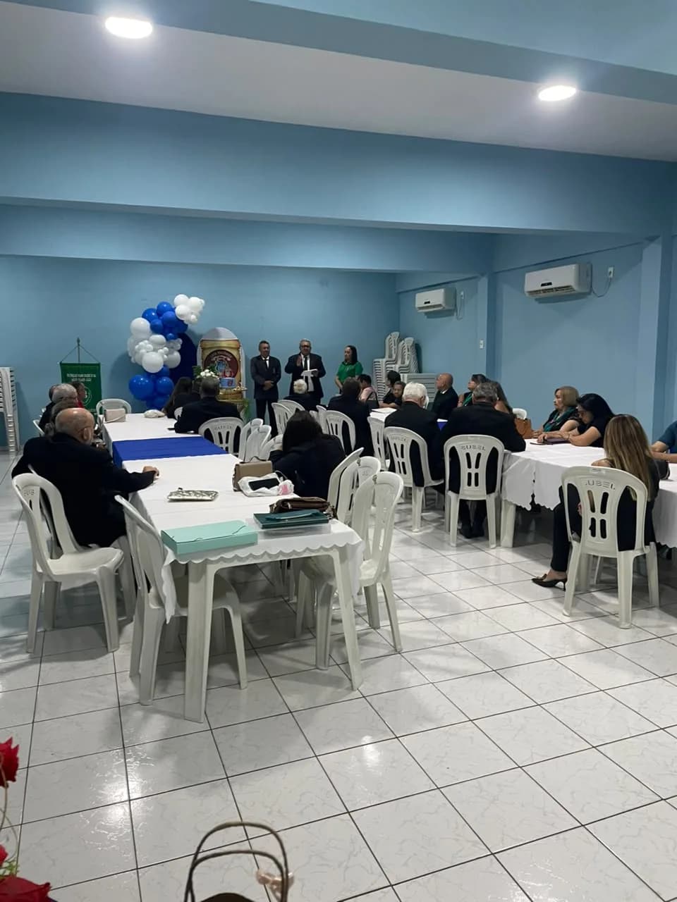 Irmãos reunidos no Templo, em fotografia oficial da Atos Alusivos Aos Seus 67 Anos de Existência
