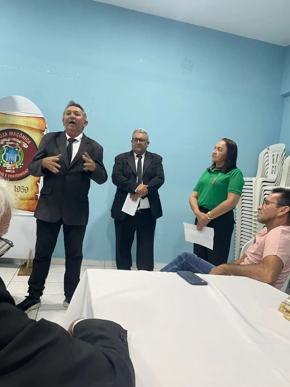 Irmãos reunidos no Templo, em fotografia oficial da Atos Alusivos Aos Seus 67 Anos de Existência