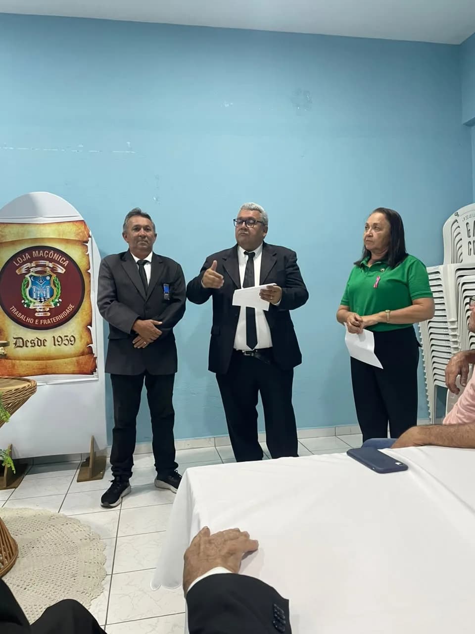 Irmãos reunidos no Templo, em fotografia oficial da Atos Alusivos Aos Seus 67 Anos de Existência