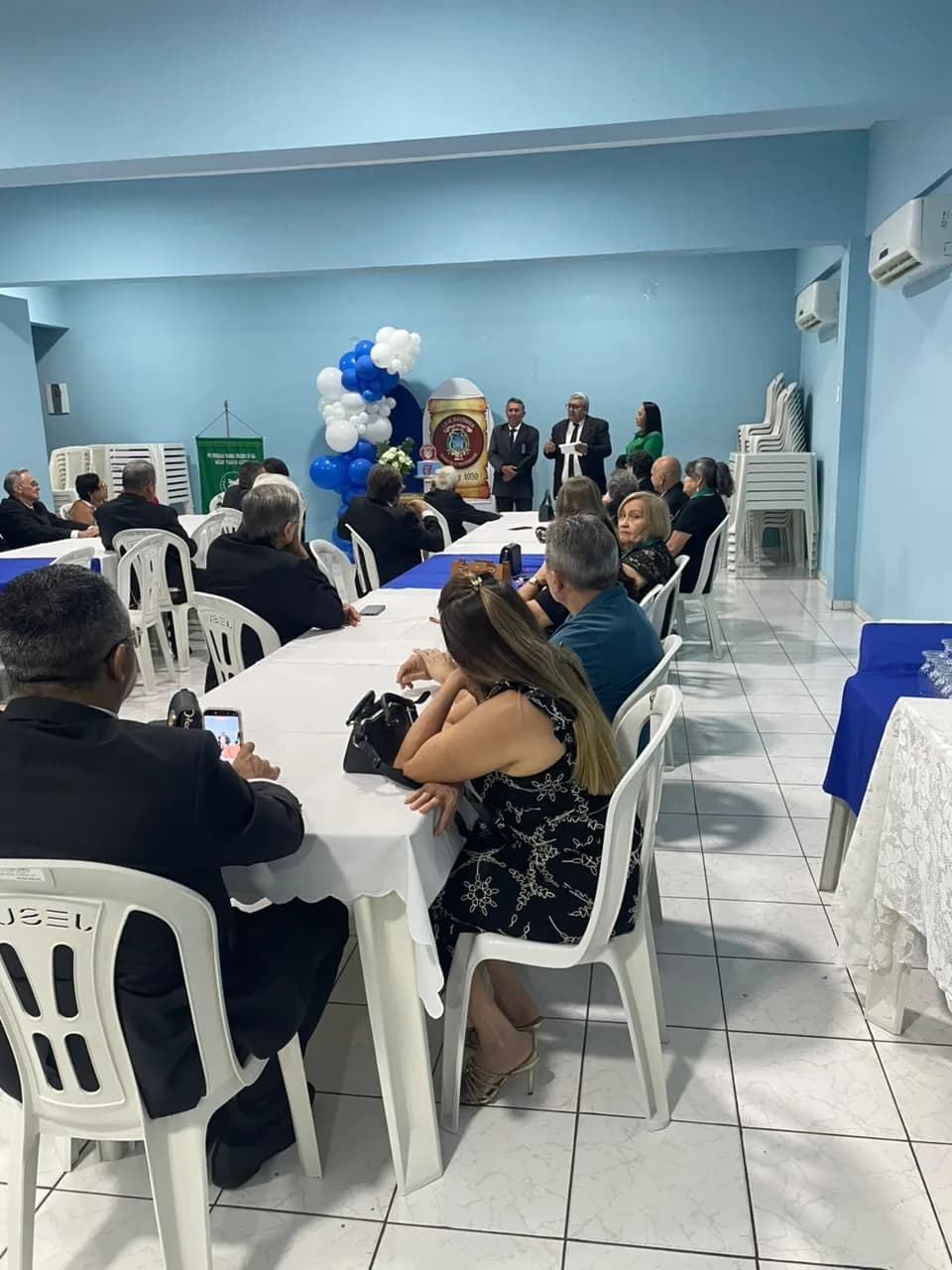Irmãos reunidos no Templo, em fotografia oficial da Atos Alusivos Aos Seus 67 Anos de Existência