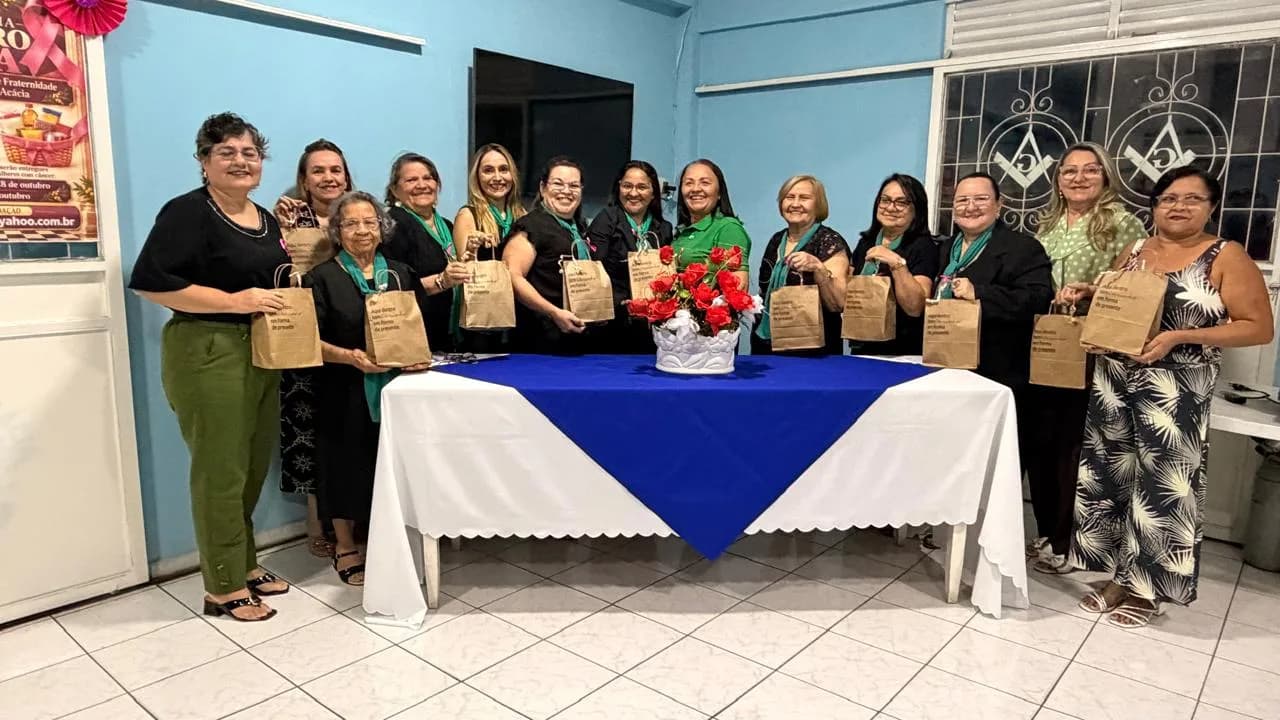 Irmãos reunidos no Templo, em fotografia oficial da Atos Alusivos Aos Seus 67 Anos de Existência