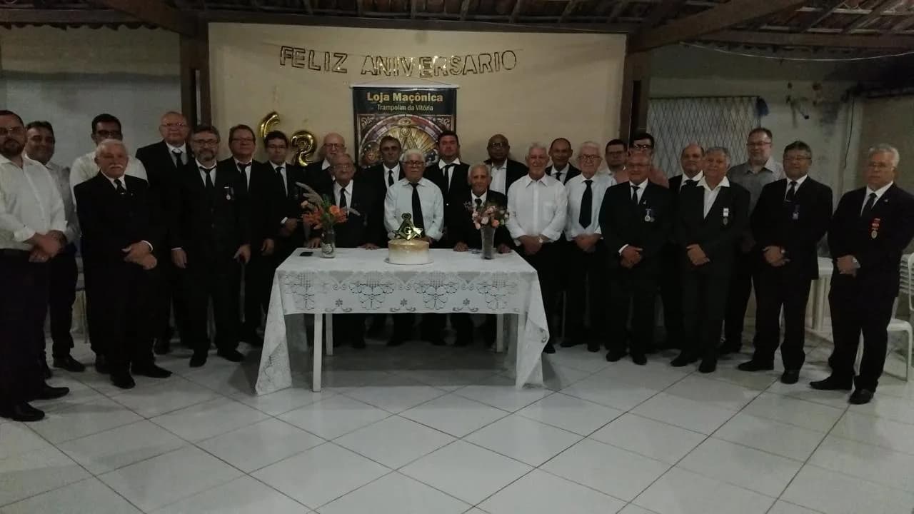 Irmãos reunidos no Templo, em fotografia oficial da Sessão Magna Pública Alusiva Ao Seu 62º Ano de Fundação