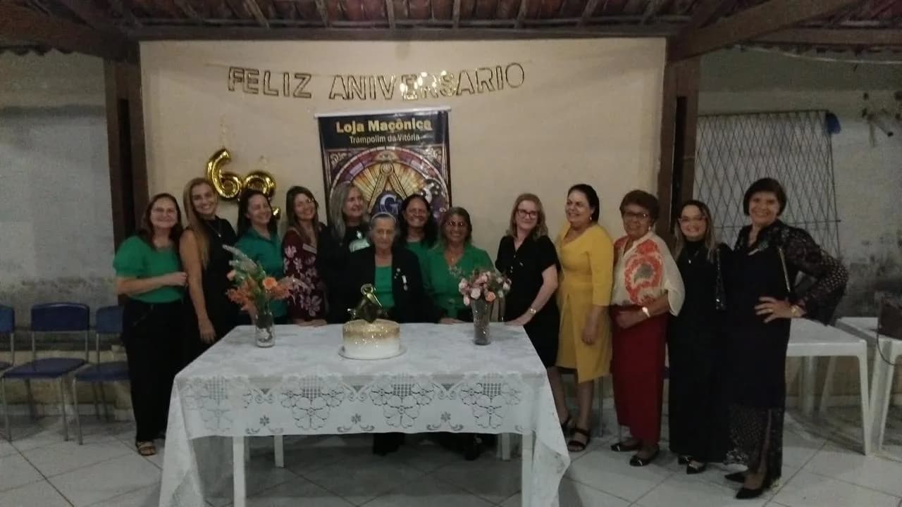Irmãos reunidos no Templo, em fotografia oficial da Sessão Magna Pública Alusiva Ao Seu 62º Ano de Fundação