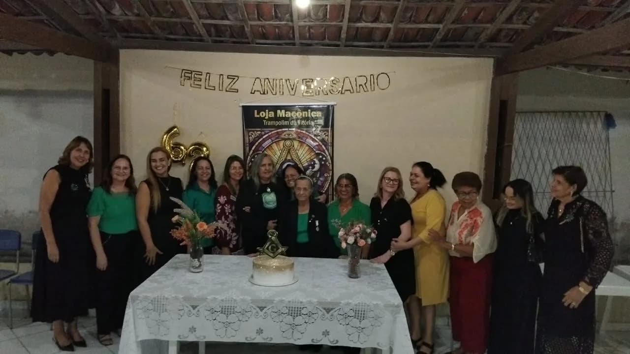 Irmãos reunidos no Templo, em fotografia oficial da Sessão Magna Pública Alusiva Ao Seu 62º Ano de Fundação