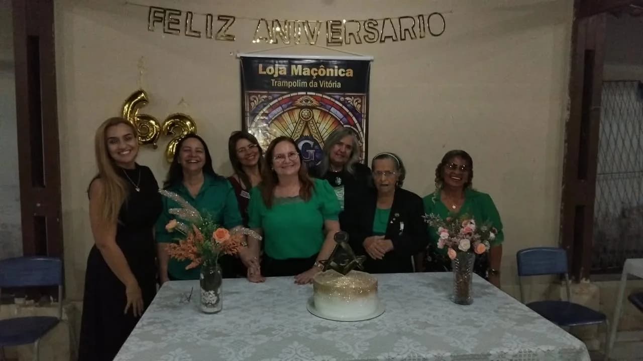Irmãos reunidos no Templo, em fotografia oficial da Sessão Magna Pública Alusiva Ao Seu 62º Ano de Fundação