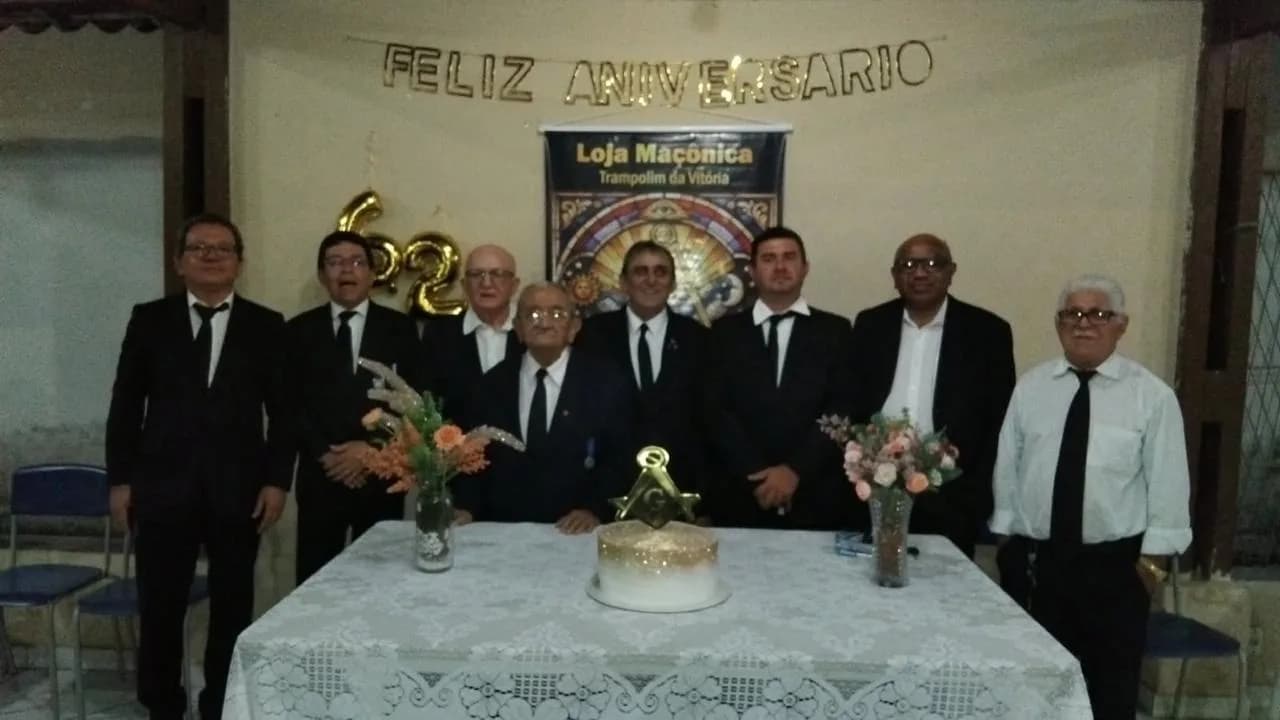 Irmãos reunidos no Templo, em fotografia oficial da Sessão Magna Pública Alusiva Ao Seu 62º Ano de Fundação