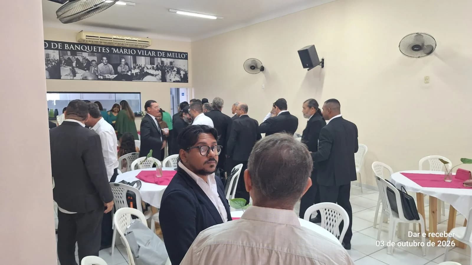 Irmãos reunidos no Templo, em fotografia oficial da Sessão Magna de Iniciação