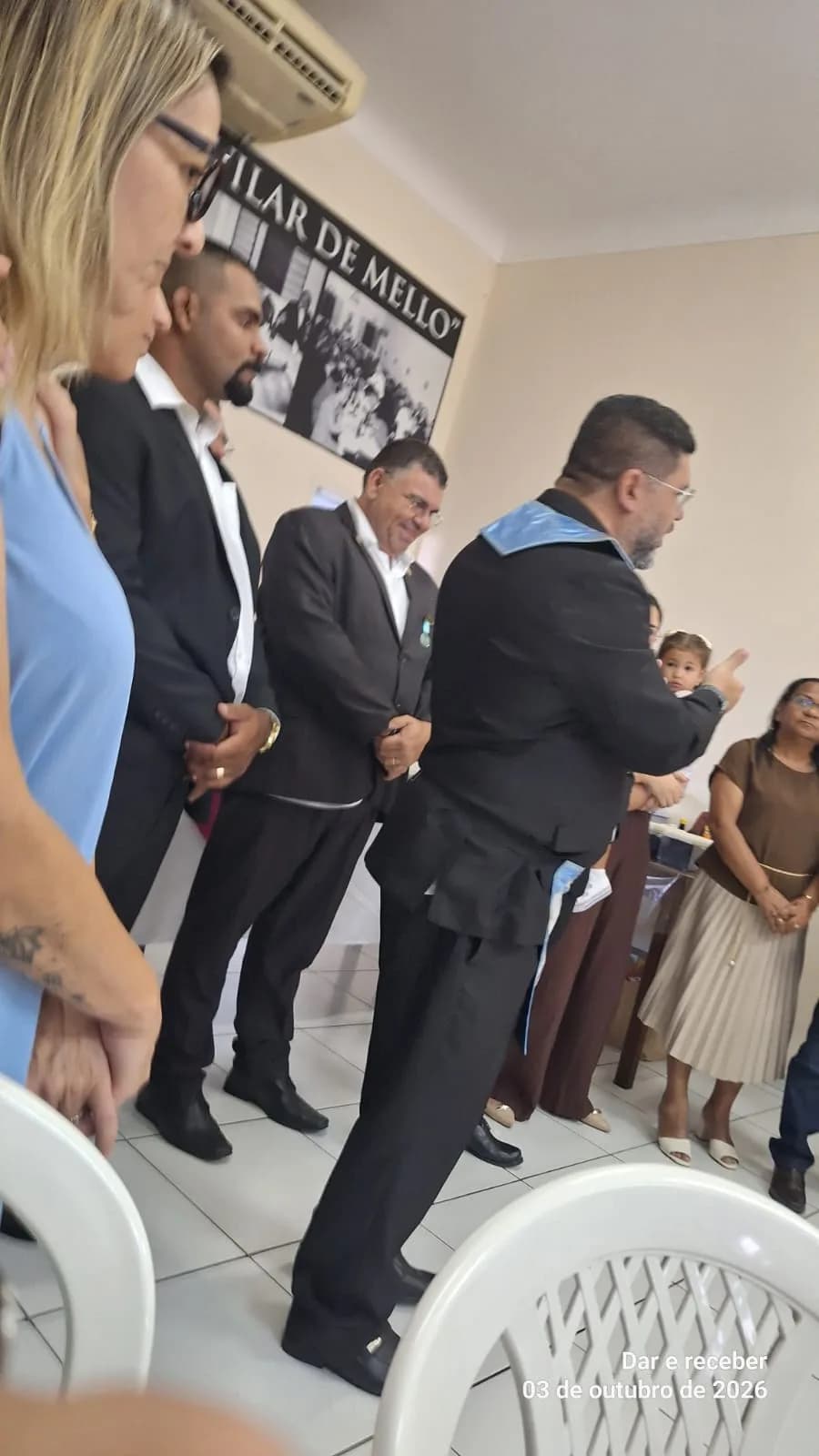 Irmãos reunidos no Templo, em fotografia oficial da Sessão Magna de Iniciação
