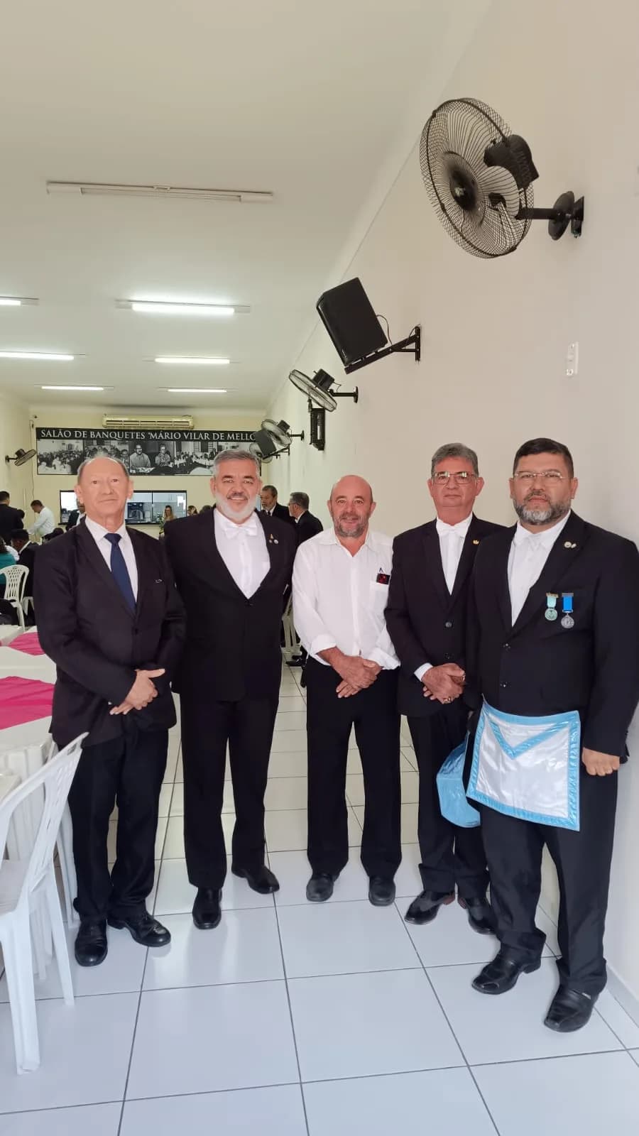 Irmãos reunidos no Templo, em fotografia oficial da Sessão Magna de Iniciação