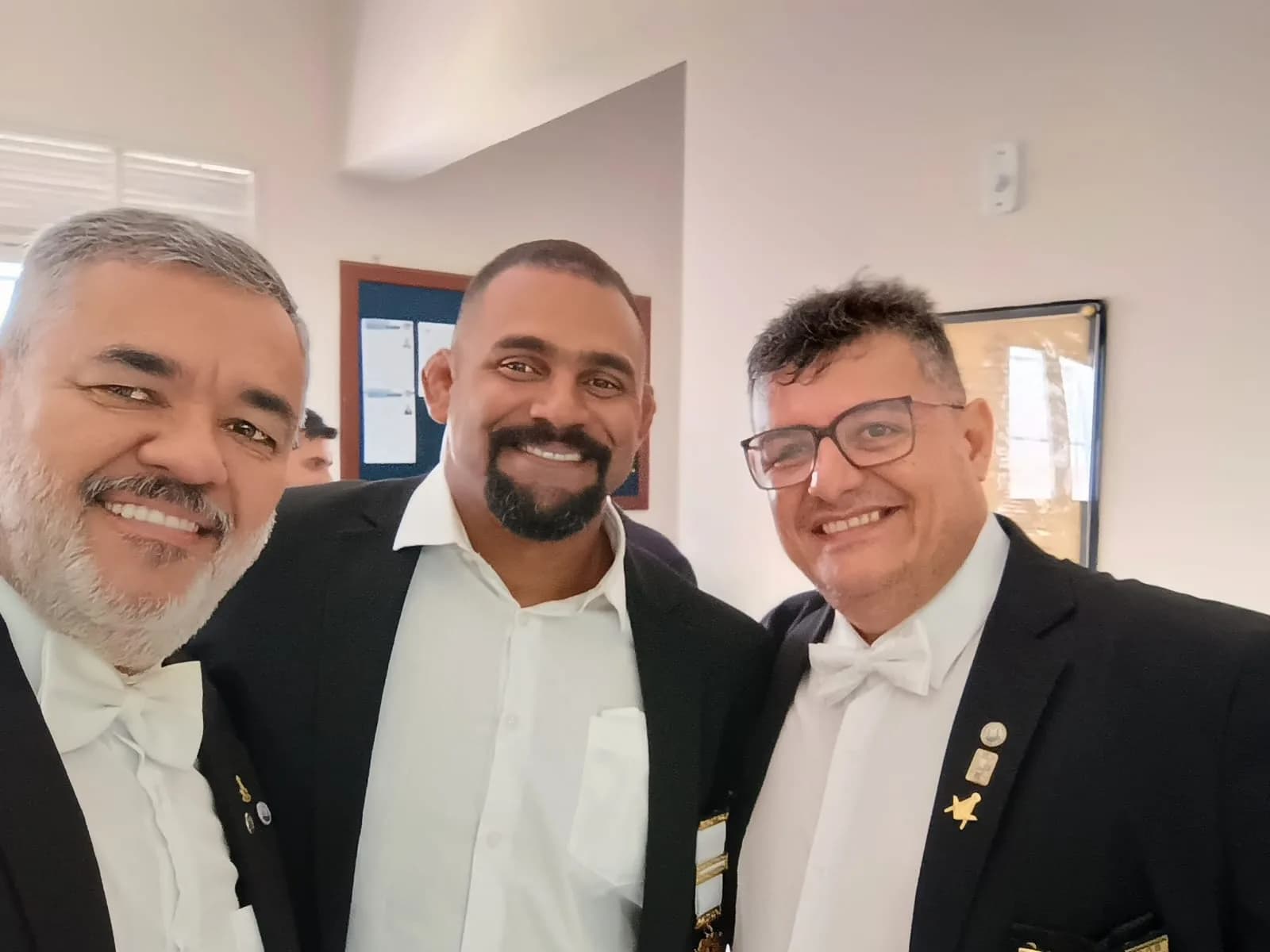 Irmãos reunidos no Templo, em fotografia oficial da Sessão Magna de Iniciação