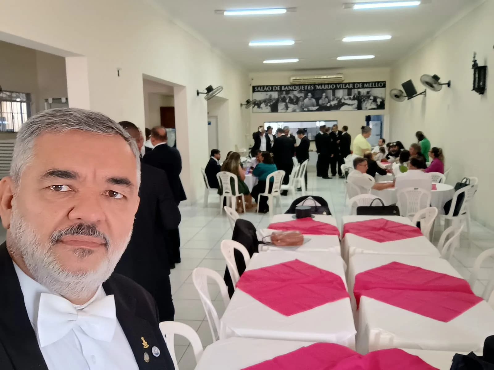 Irmãos reunidos no Templo, em fotografia oficial da Sessão Magna de Iniciação
