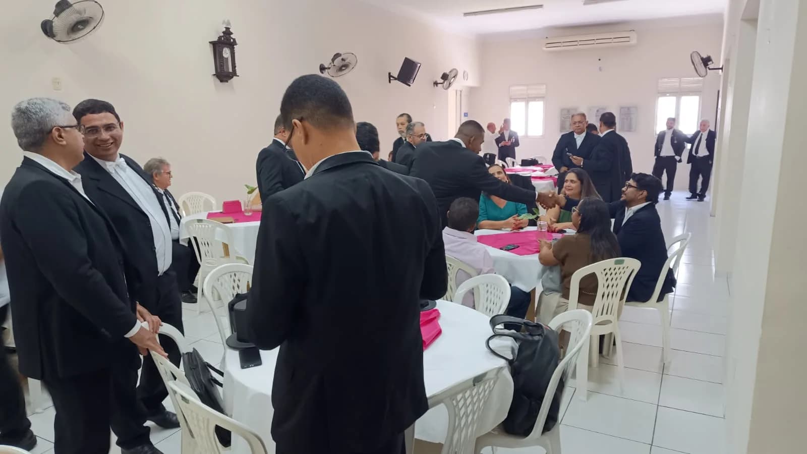 Irmãos reunidos no Templo, em fotografia oficial da Sessão Magna de Iniciação