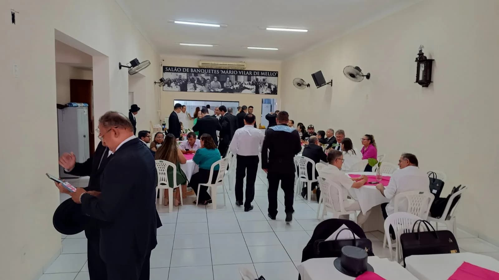 Irmãos reunidos no Templo, em fotografia oficial da Sessão Magna de Iniciação