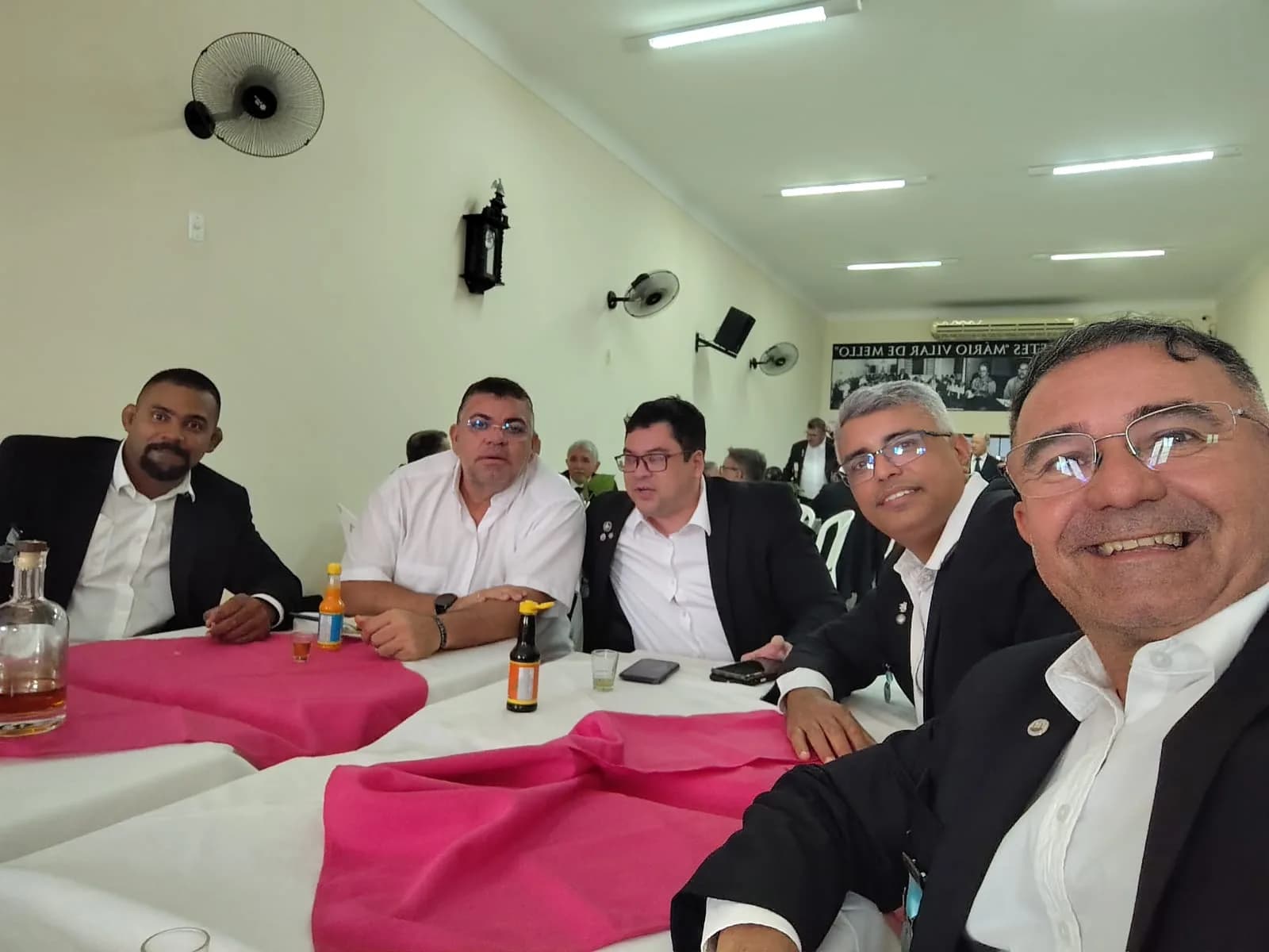 Irmãos reunidos no Templo, em fotografia oficial da Sessão Magna de Iniciação