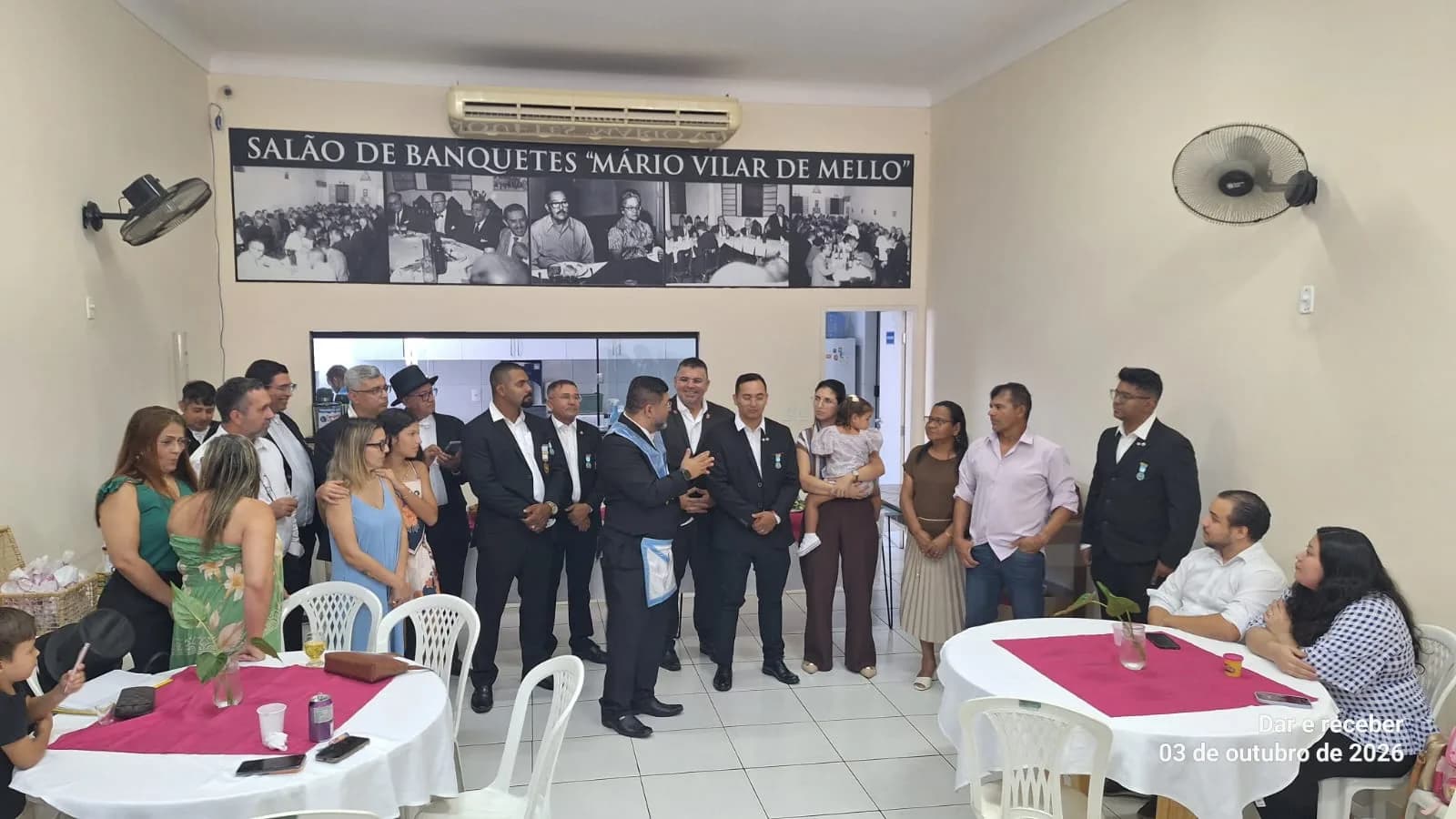 Irmãos reunidos no Templo, em fotografia oficial da Sessão Magna de Iniciação