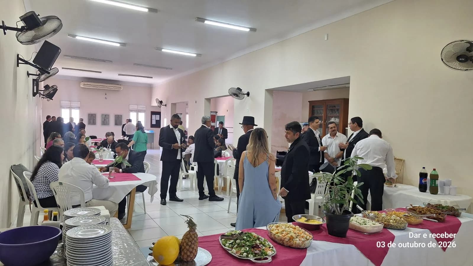 Irmãos reunidos no Templo, em fotografia oficial da Sessão Magna de Iniciação