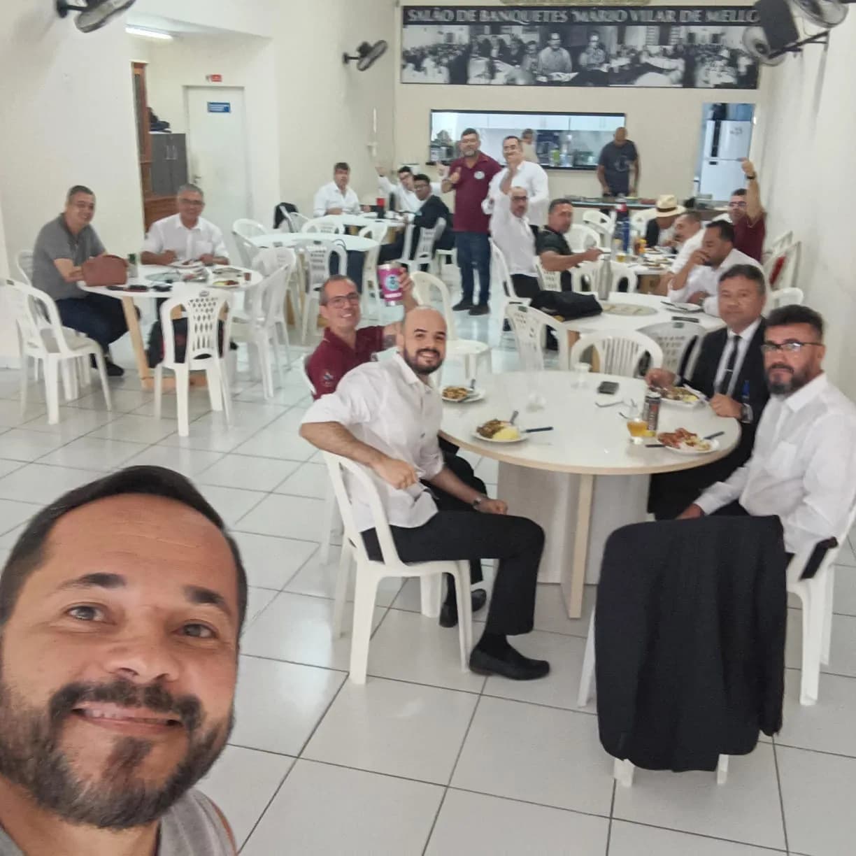 Irmãos reunidos no Templo, em fotografia oficial da Sessão Ordinária de Instrução, no Grau de Aprendiz Maçom