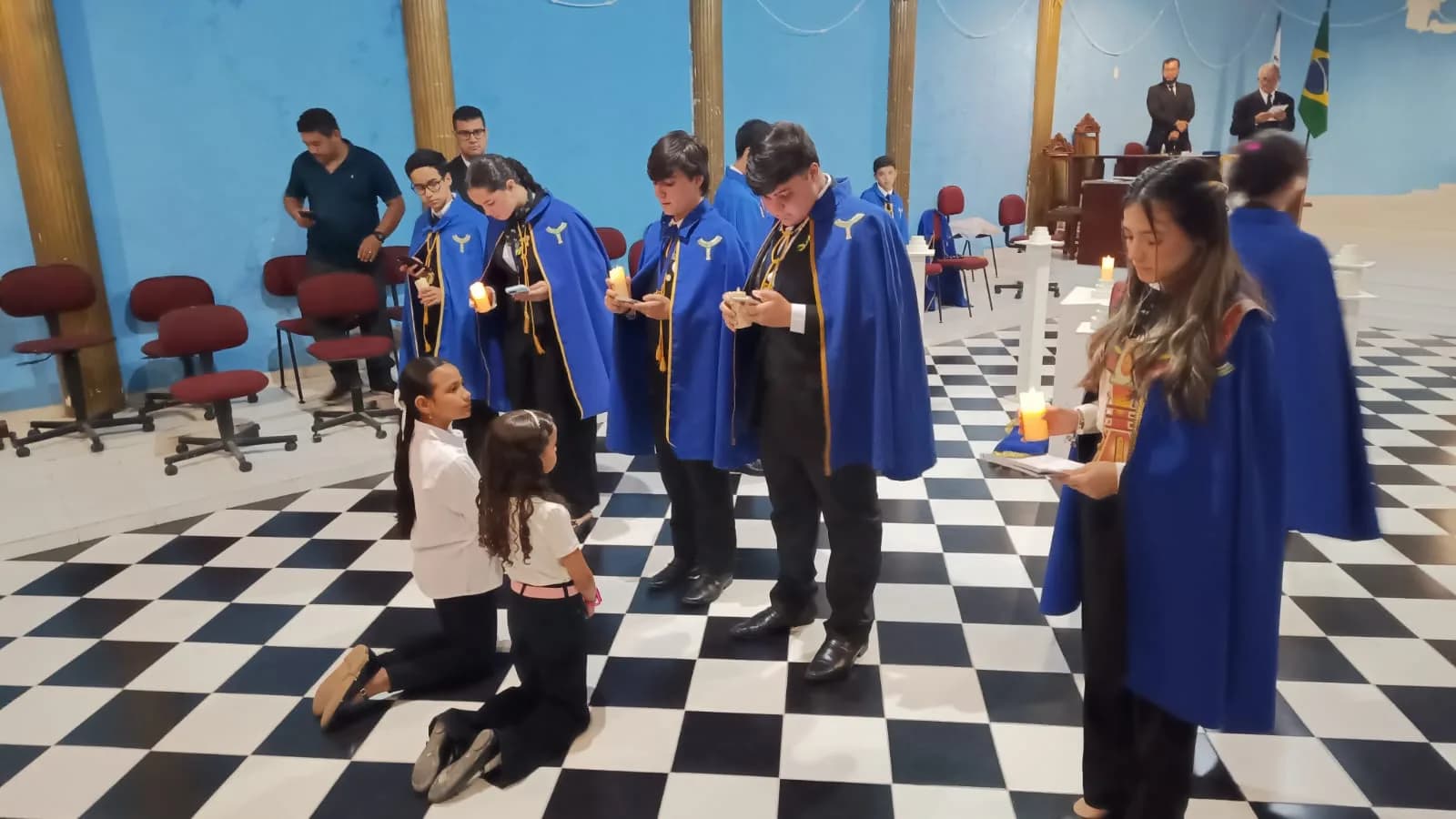 Irmãos reunidos no Templo, em fotografia oficial da Núcleo Alfa União Natalense N°42, da Ação Paramaçônica Juvenil do Grande Oriente do Brasil - Sessão de Admissão de Novos Membros
