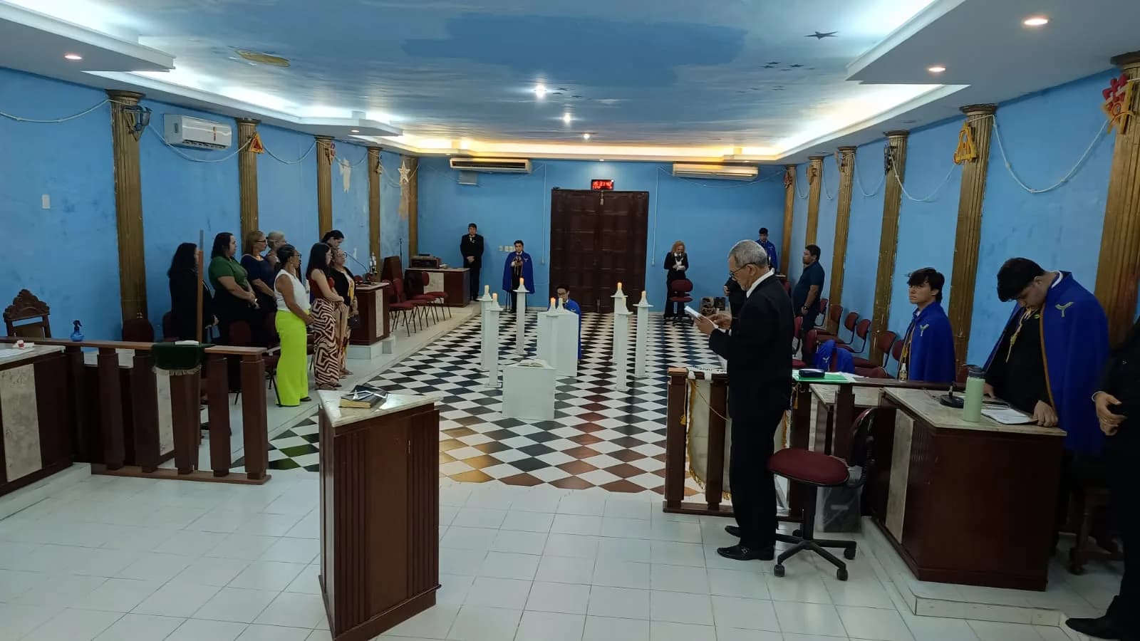 Irmãos reunidos no Templo, em fotografia oficial da Núcleo Alfa União Natalense N°42, da Ação Paramaçônica Juvenil do Grande Oriente do Brasil - Sessão de Admissão de Novos Membros