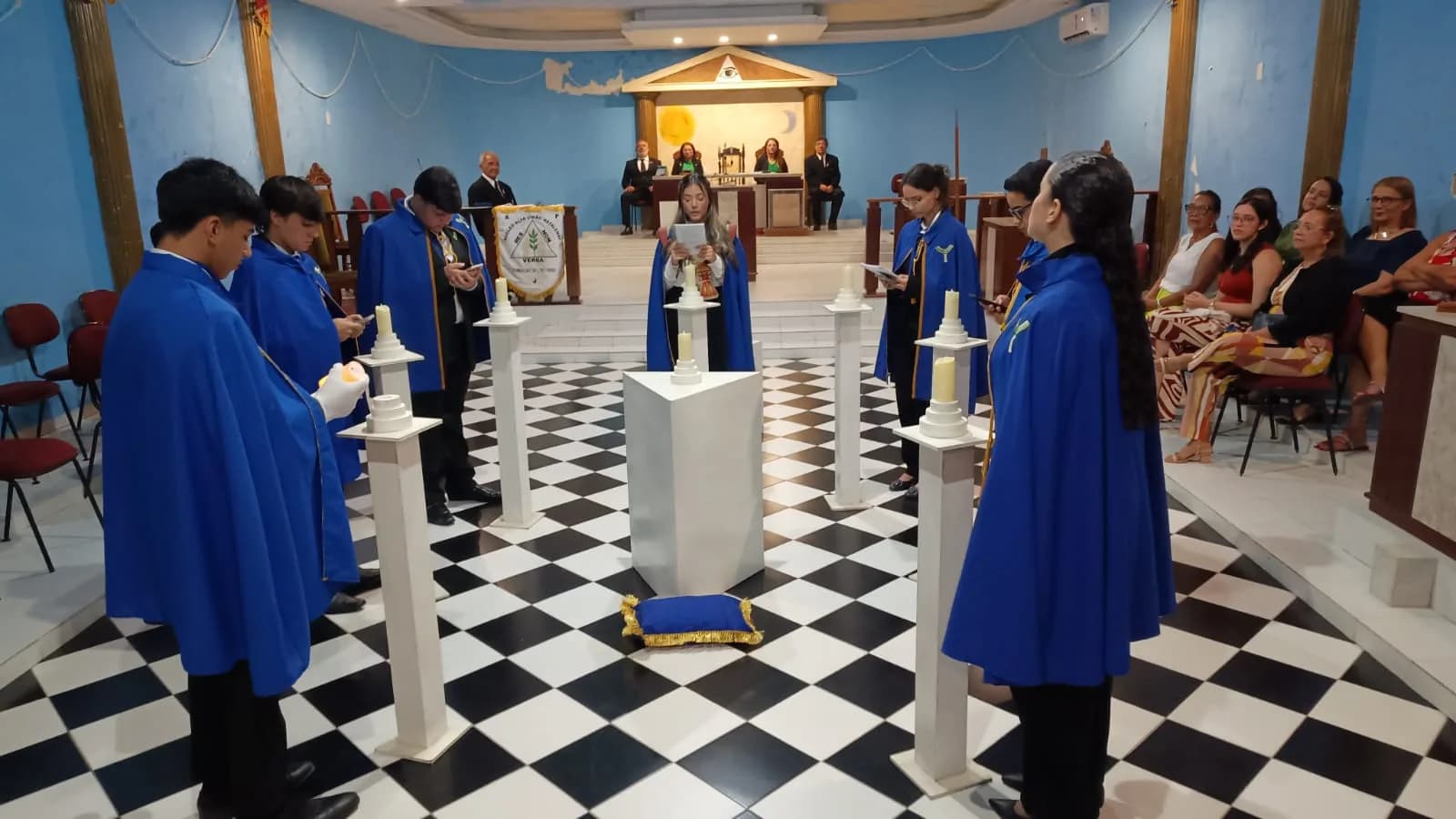 Irmãos reunidos no Templo, em fotografia oficial da Núcleo Alfa União Natalense N°42, da Ação Paramaçônica Juvenil do Grande Oriente do Brasil - Sessão de Admissão de Novos Membros