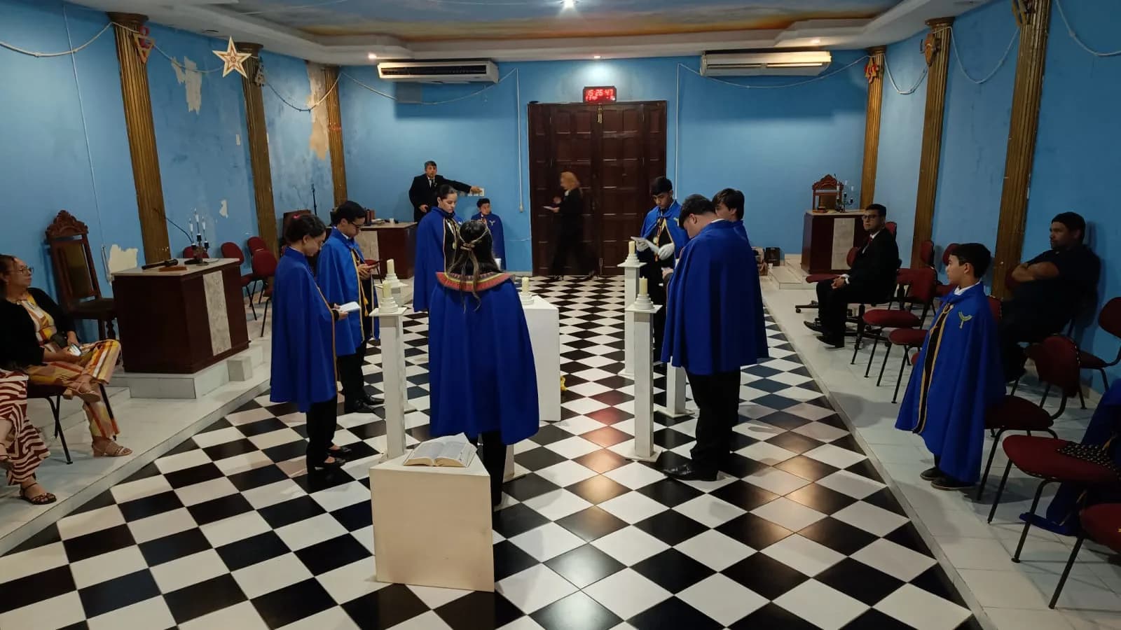 Irmãos reunidos no Templo, em fotografia oficial da Núcleo Alfa União Natalense N°42, da Ação Paramaçônica Juvenil do Grande Oriente do Brasil - Sessão de Admissão de Novos Membros