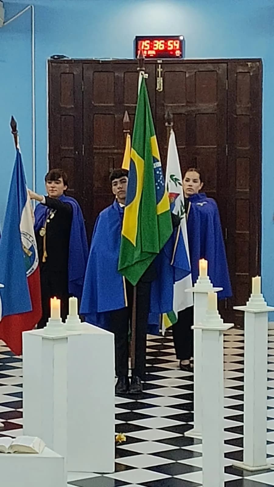 Irmãos reunidos no Templo, em fotografia oficial da Núcleo Alfa União Natalense N°42, da Ação Paramaçônica Juvenil do Grande Oriente do Brasil - Sessão de Admissão de Novos Membros