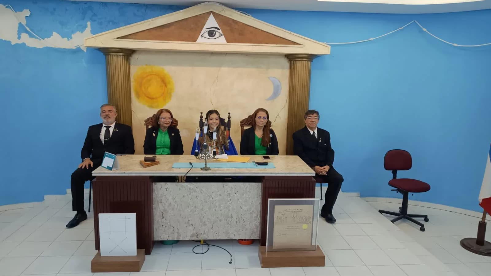 Irmãos reunidos no Templo, em fotografia oficial da Núcleo Alfa União Natalense N°42, da Ação Paramaçônica Juvenil do Grande Oriente do Brasil - Sessão de Admissão de Novos Membros