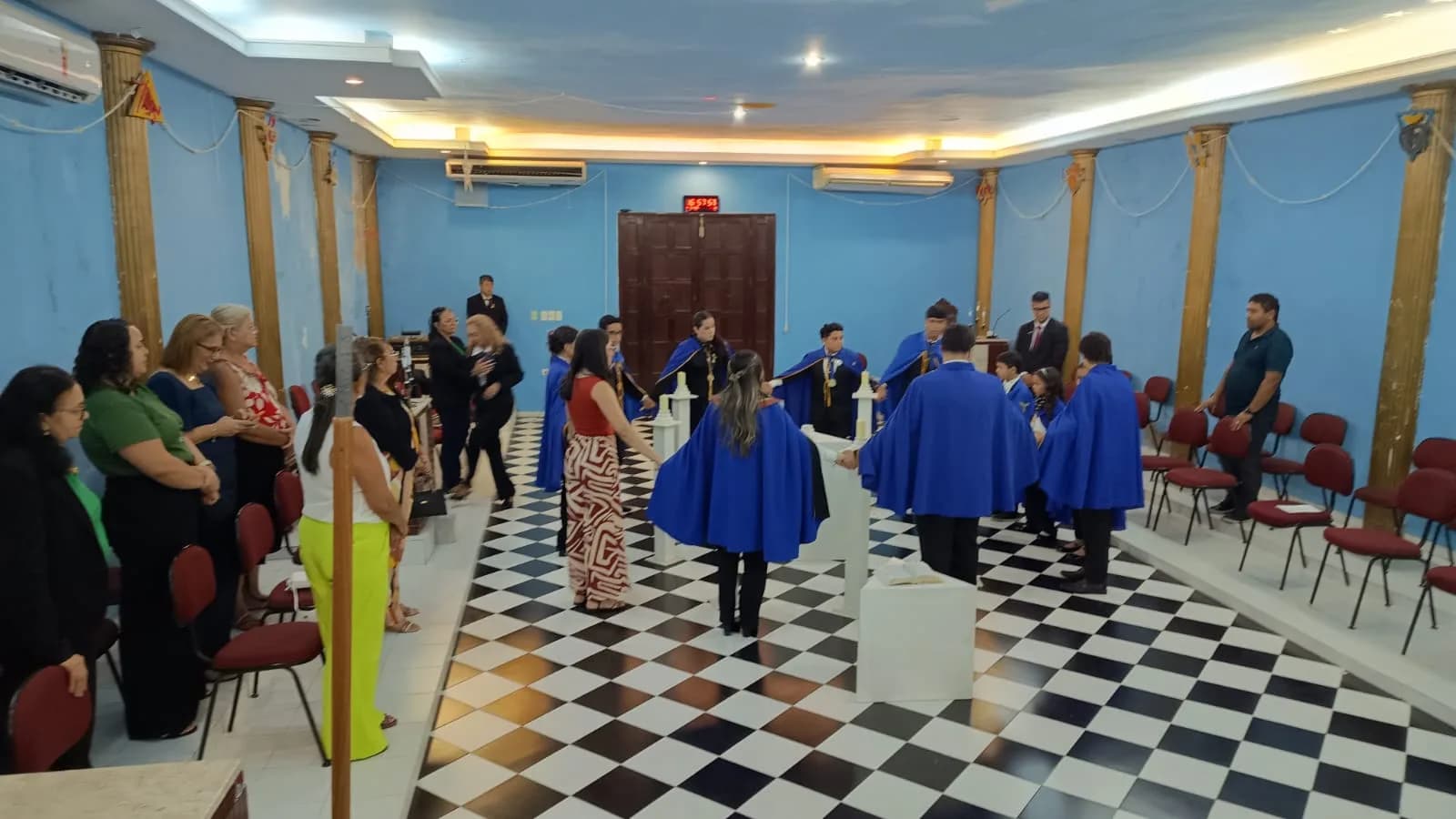 Irmãos reunidos no Templo, em fotografia oficial da Núcleo Alfa União Natalense N°42, da Ação Paramaçônica Juvenil do Grande Oriente do Brasil - Sessão de Admissão de Novos Membros