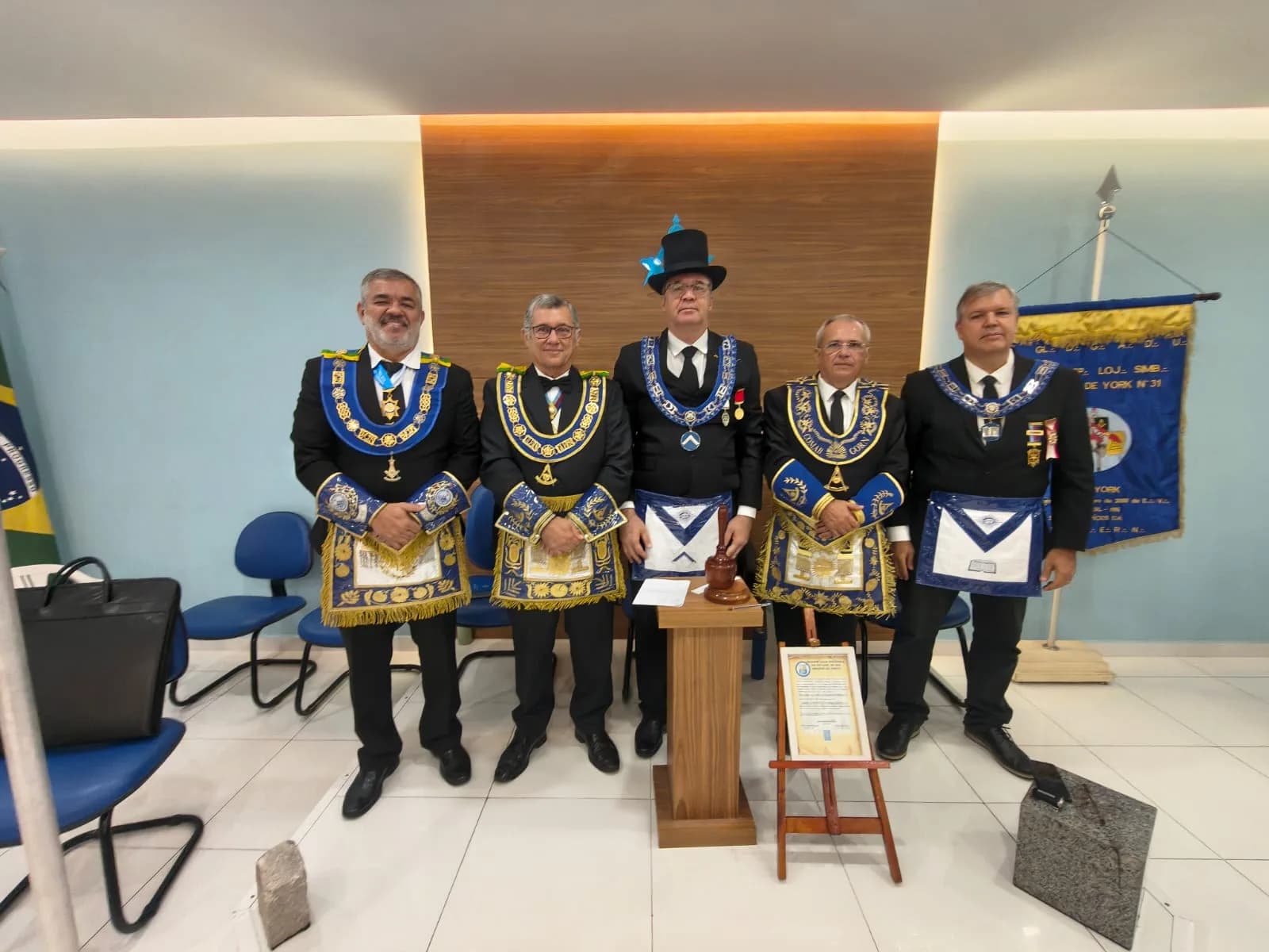 Irmãos reunidos no Templo, em fotografia oficial da Participação dos Grão-mestres do Gob-rn, do GORN e da GLERN na Sessão Magna de Iniciação Realizada Pela Loja Maçônica Cavaleiros de York N° 31, Oriente de Natal/rn, Jurisdição da GLERN