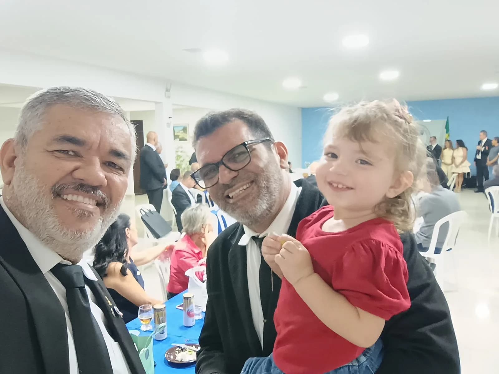 Irmãos reunidos no Templo, em fotografia oficial da Participação dos Grão-mestres do Gob-rn, do GORN e da GLERN na Sessão Magna de Iniciação Realizada Pela Loja Maçônica Cavaleiros de York N° 31, Oriente de Natal/rn, Jurisdição da GLERN