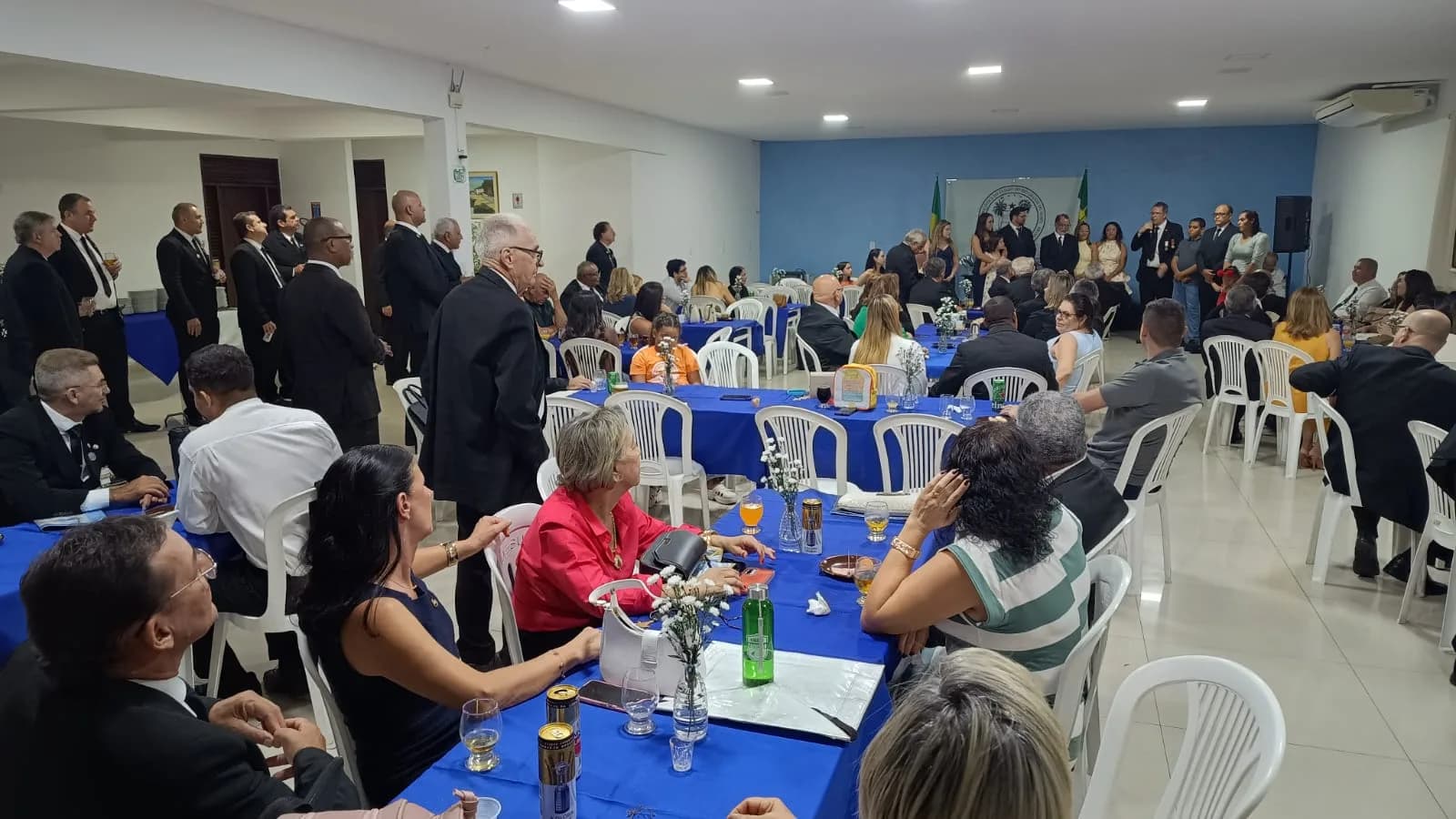 Irmãos reunidos no Templo, em fotografia oficial da Participação dos Grão-mestres do Gob-rn, do GORN e da GLERN na Sessão Magna de Iniciação Realizada Pela Loja Maçônica Cavaleiros de York N° 31, Oriente de Natal/rn, Jurisdição da GLERN