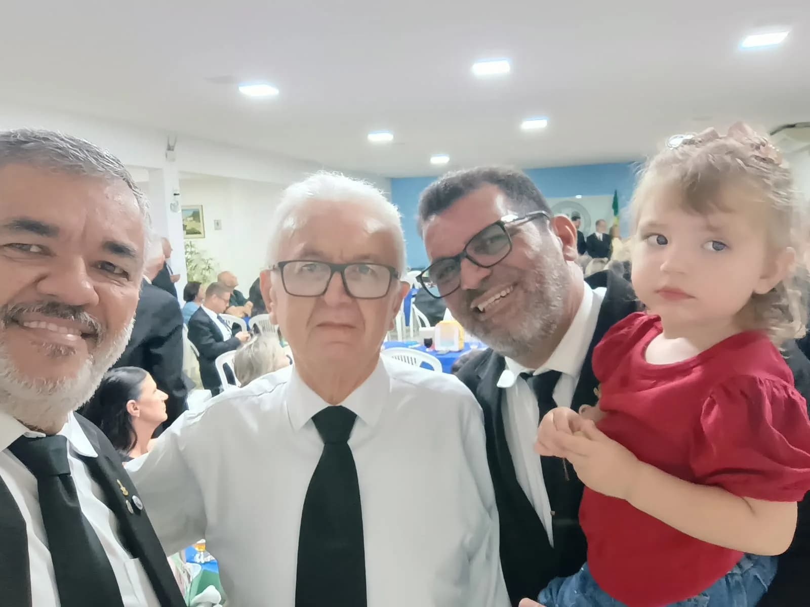 Irmãos reunidos no Templo, em fotografia oficial da Participação dos Grão-mestres do Gob-rn, do GORN e da GLERN na Sessão Magna de Iniciação Realizada Pela Loja Maçônica Cavaleiros de York N° 31, Oriente de Natal/rn, Jurisdição da GLERN