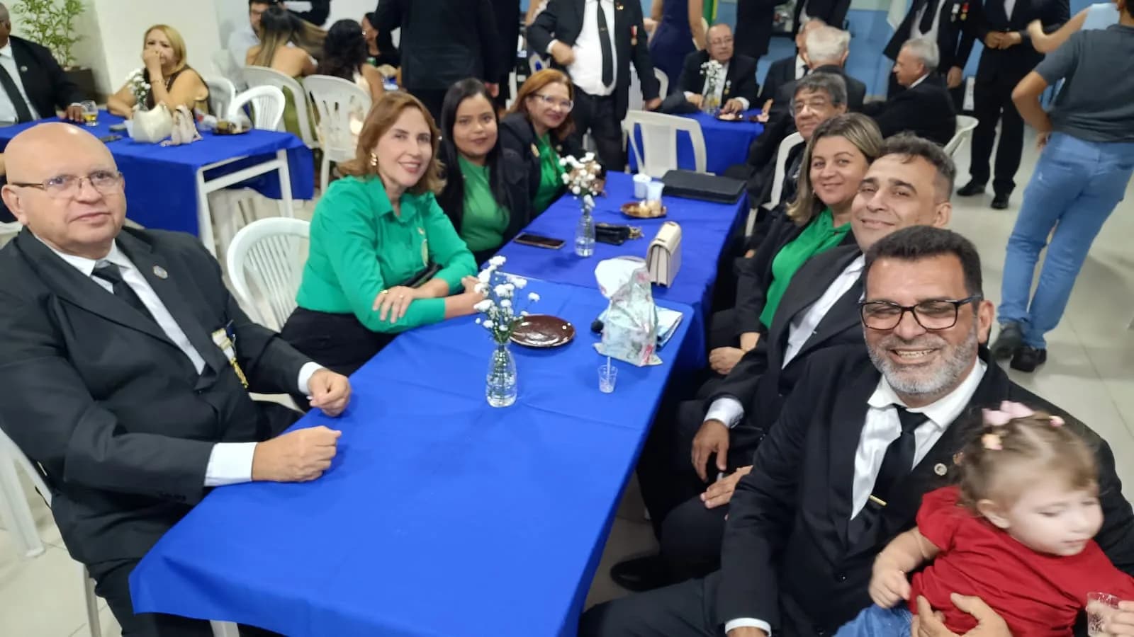 Irmãos reunidos no Templo, em fotografia oficial da Participação dos Grão-mestres do Gob-rn, do GORN e da GLERN na Sessão Magna de Iniciação Realizada Pela Loja Maçônica Cavaleiros de York N° 31, Oriente de Natal/rn, Jurisdição da GLERN