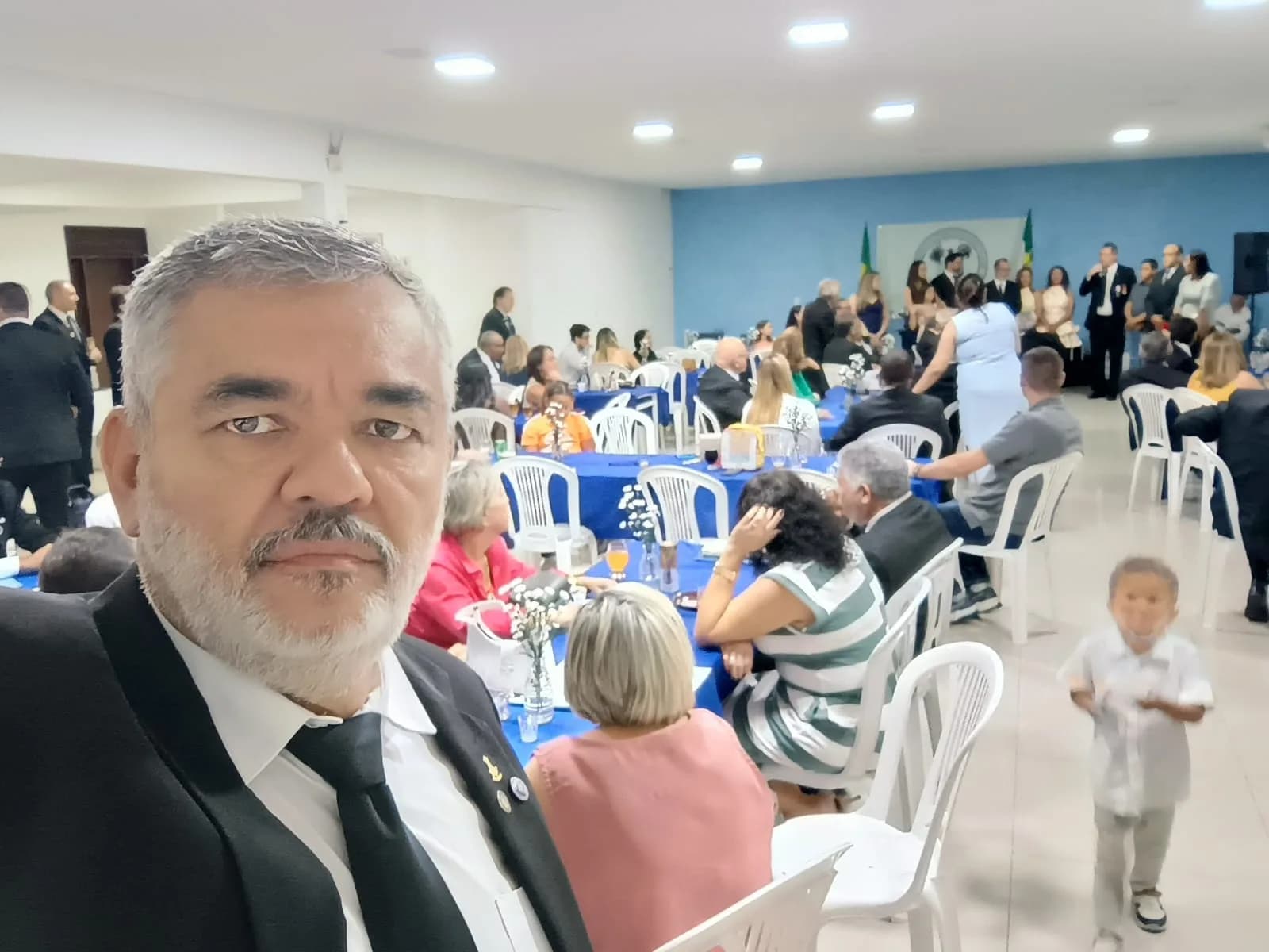 Irmãos reunidos no Templo, em fotografia oficial da Participação dos Grão-mestres do Gob-rn, do GORN e da GLERN na Sessão Magna de Iniciação Realizada Pela Loja Maçônica Cavaleiros de York N° 31, Oriente de Natal/rn, Jurisdição da GLERN