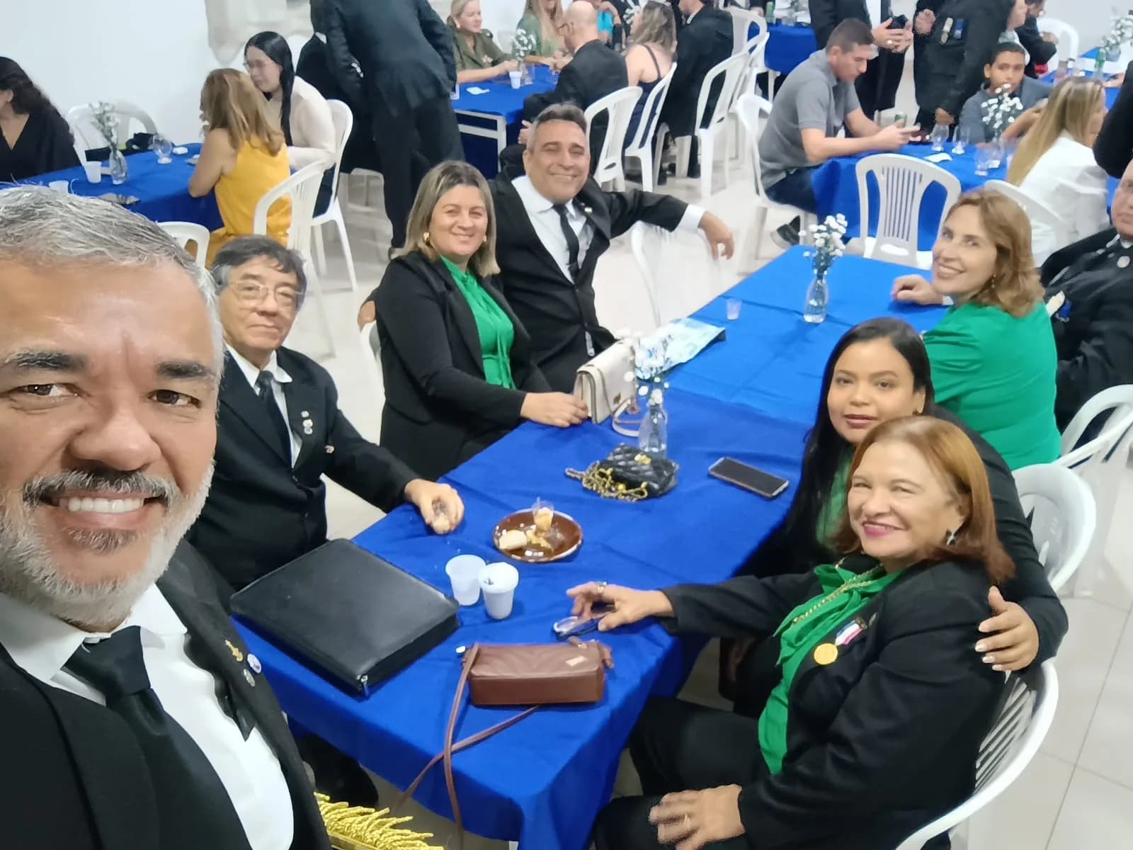 Irmãos reunidos no Templo, em fotografia oficial da Participação dos Grão-mestres do Gob-rn, do GORN e da GLERN na Sessão Magna de Iniciação Realizada Pela Loja Maçônica Cavaleiros de York N° 31, Oriente de Natal/rn, Jurisdição da GLERN