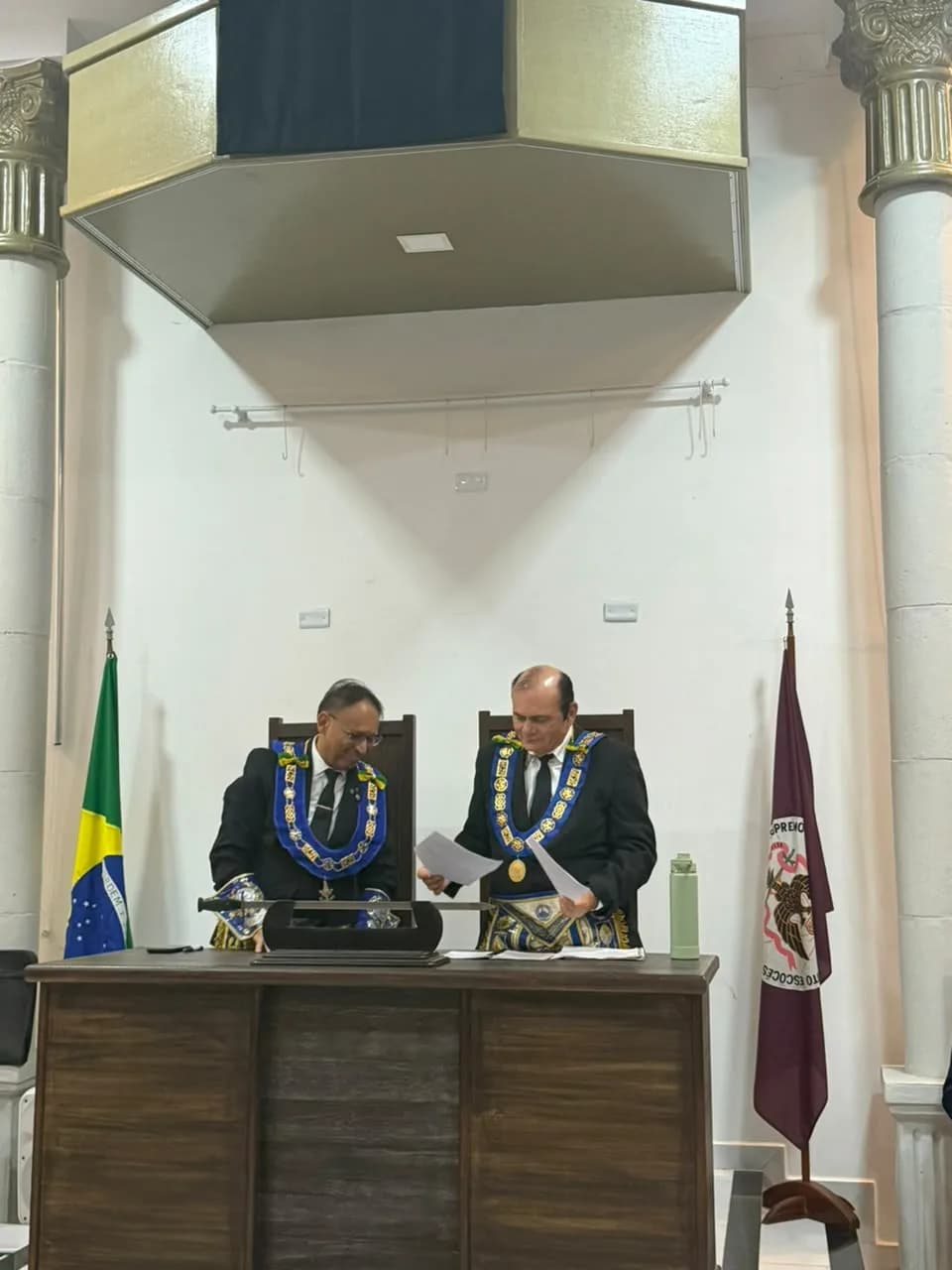 Irmãos reunidos no Templo, em fotografia oficial da Sessão Ordinária Itinerante no Oriente de Mossoró-rn