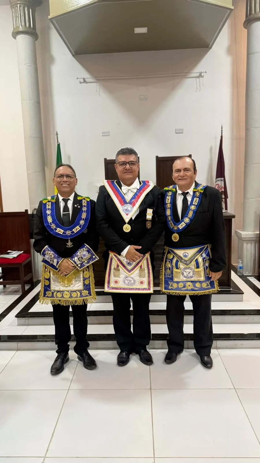 Irmãos reunidos no Templo, em fotografia oficial da Sessão Ordinária Itinerante no Oriente de Mossoró-rn