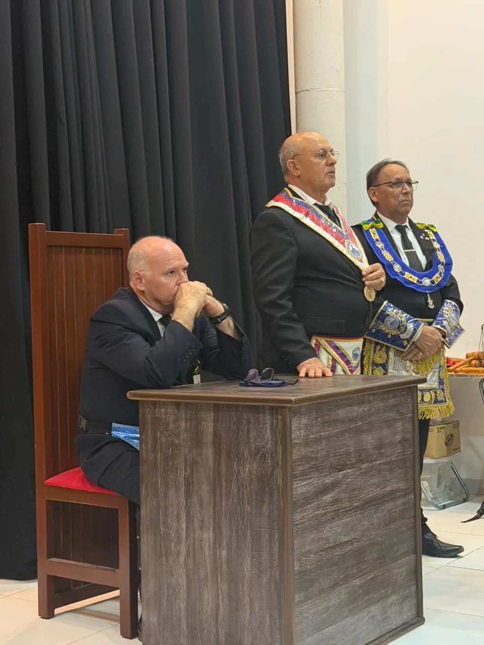 Irmãos reunidos no Templo, em fotografia oficial da Sessão Ordinária Itinerante no Oriente de Mossoró-rn