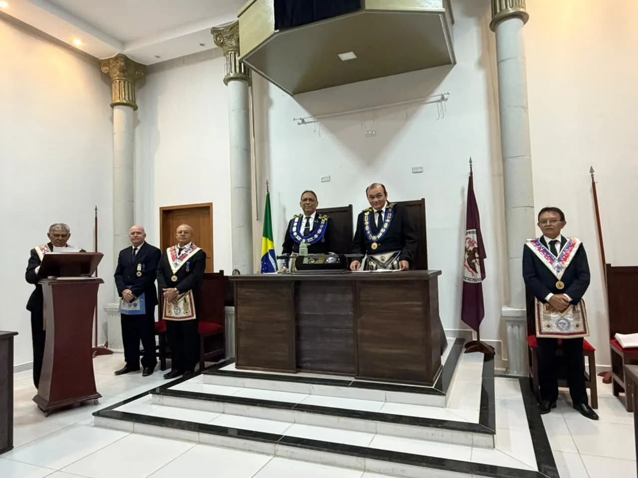 Irmãos reunidos no Templo, em fotografia oficial da Sessão Ordinária Itinerante no Oriente de Mossoró-rn