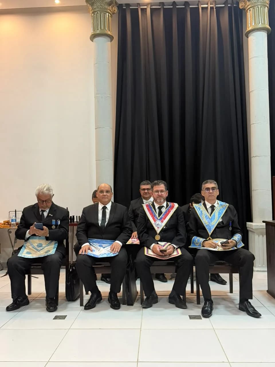 Irmãos reunidos no Templo, em fotografia oficial da Sessão Ordinária Itinerante no Oriente de Mossoró-rn
