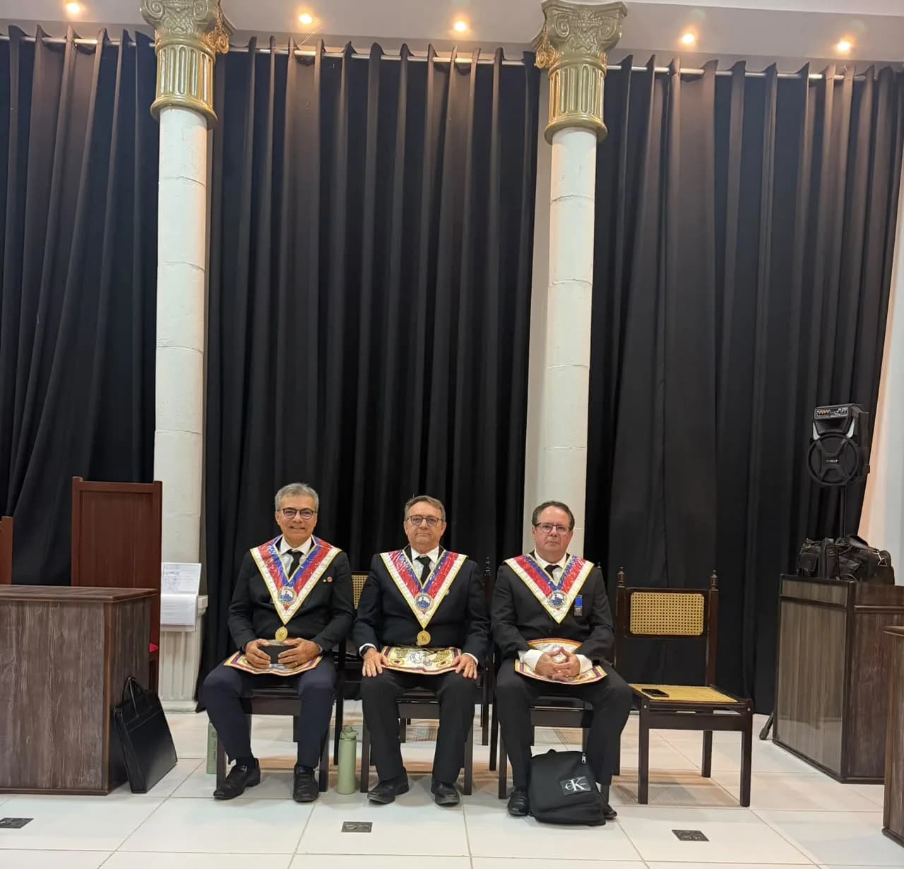 Irmãos reunidos no Templo, em fotografia oficial da Sessão Ordinária Itinerante no Oriente de Mossoró-rn