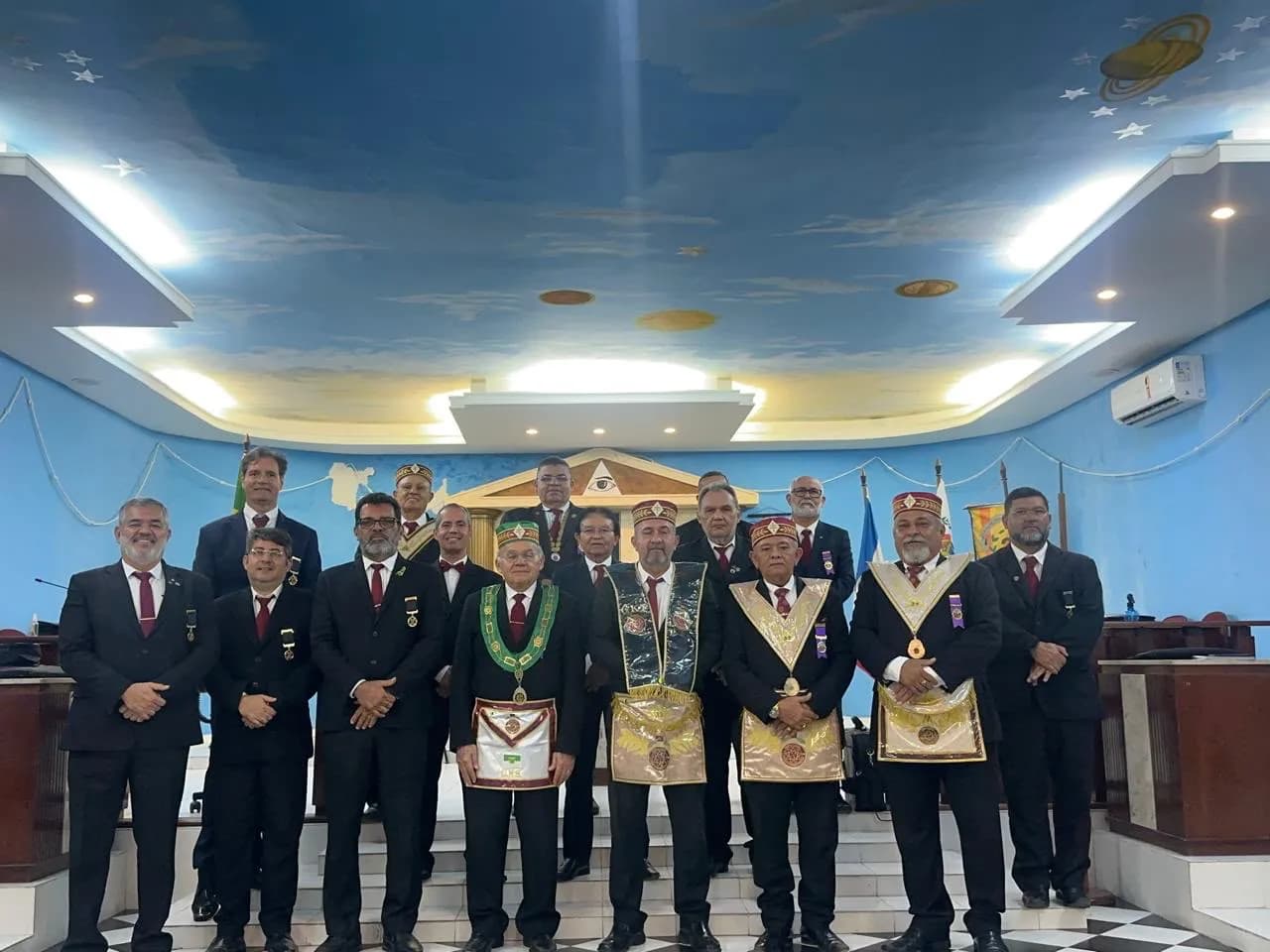 Irmãos reunidos no Templo, em fotografia oficial da Sessão de Iniciação no Grau 29