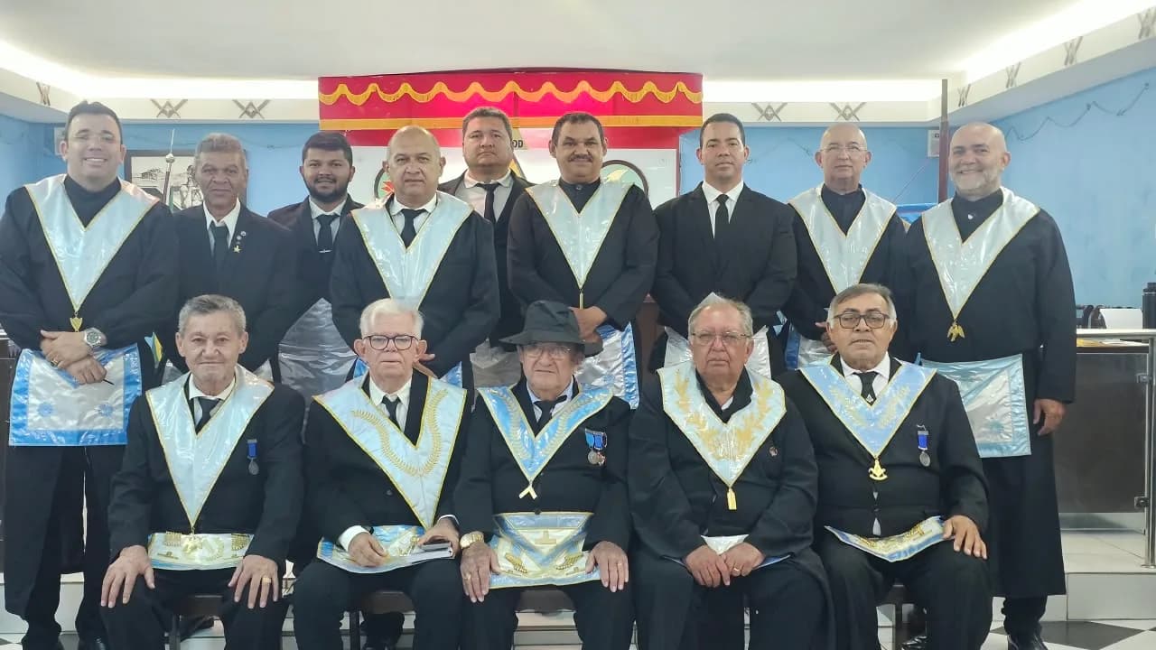 Irmãos reunidos no Templo, em fotografia oficial da Sessão Ordinária no Grau de Aprendiz Maçom Realizada Pela Loja Maçônica Fraternidade e Justiça Nº 1.757, Oriente de Currais Novos/rn