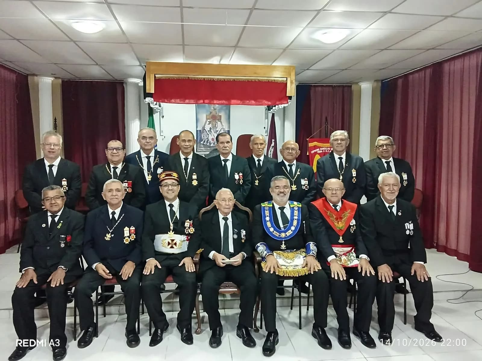 Irmãos reunidos no Templo, em fotografia oficial da Sessão de Instrução do Grau 18