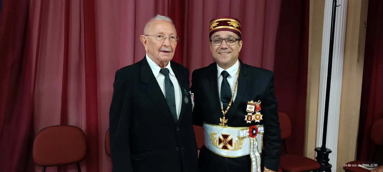 Irmãos reunidos no Templo, em fotografia oficial da Sessão de Instrução do Grau 18