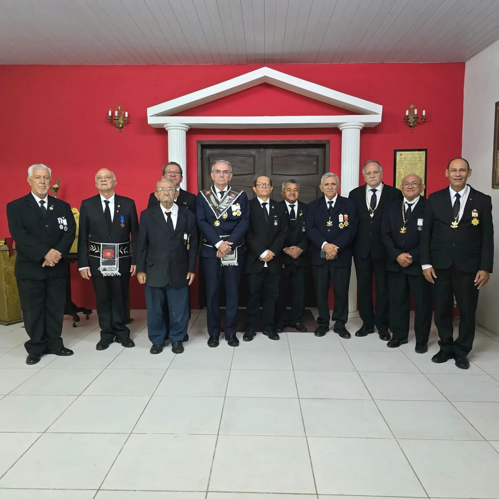 Irmãos reunidos no Templo, em fotografia oficial da Sessão de Instrução do Grau 19